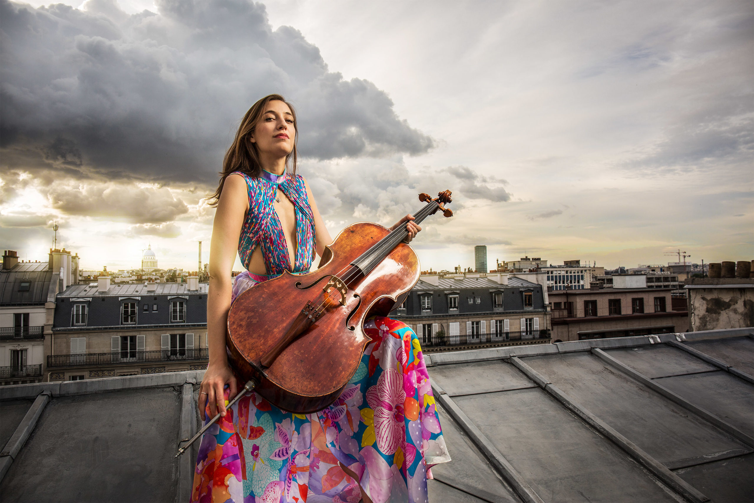 La violoncelliste et virtuose Camille Thomas par le photographe portraitiste suisse Christian Meuwly à Paris